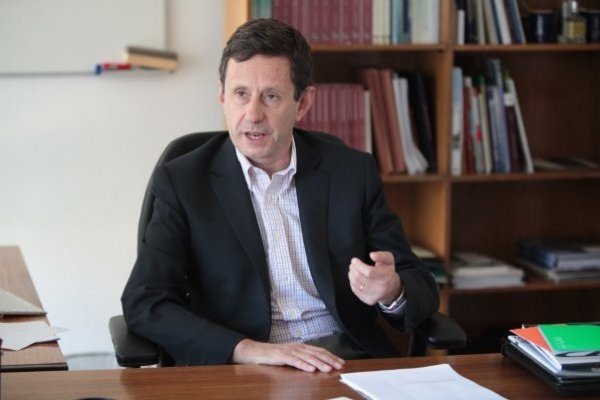 José de Gregorio alerta sobre el riesgo que tiene Chile de perder en unos años más su grado de inversión ante aumento de la deuda