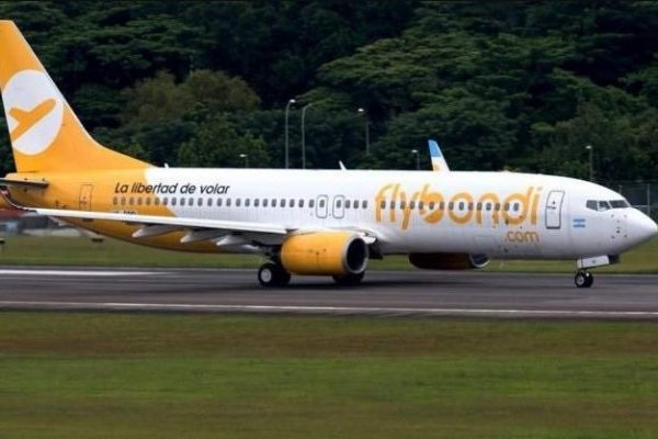 <p>Flybondi es la principal de las aéreas low cost que empezó a operar en Argentina en 2017. (Foto: Reuters)</p>