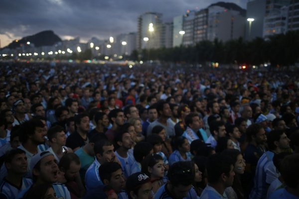 Los clubes de fútbol ayudan a parchar el desgarrado tejido social de Argentina
