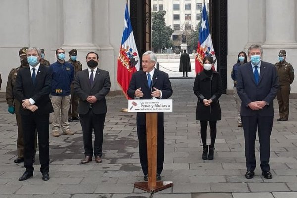 Piñera promulga ley que impone cárcel y multas de hasta $10 millones a infractores de cuarentena