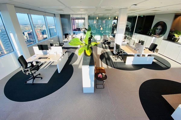Oficinas se preparan para la nueva normalidad: desde ingresos diferidos hasta restricciones en ascensor