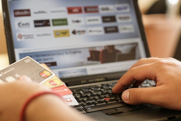 Facebook revela que pandemia aceleró el comercio online en Chile