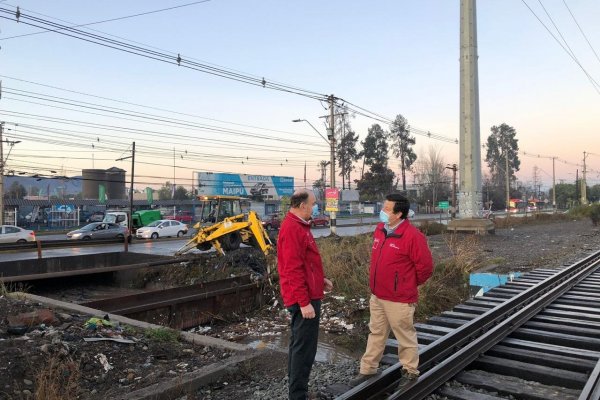 MOP supervisa trabajos de emergencia para evitar nuevos desbordes en el Canal Santa Marta en Maipú