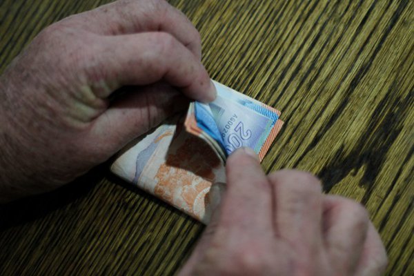 <p>La deuda bancaria de consumo de los hogares, como contraparte de la hipotecaria, redujo su peso desde el 18,1% a 17,7% de sus ingresos disponibles. Foto: Julio Castro</p>