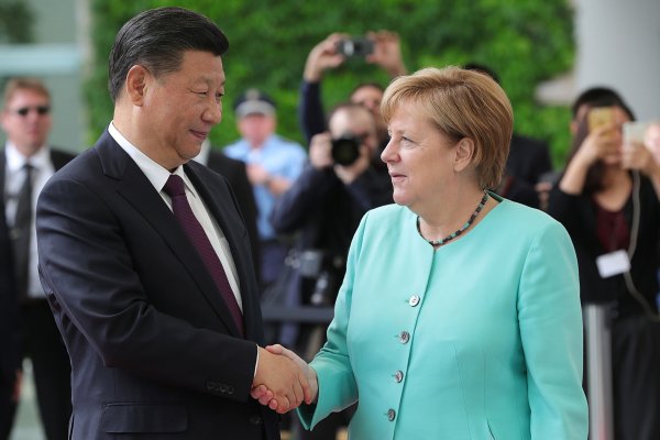 Canciller Angela Merkel bajo fuego en Alemania por su postura ante China