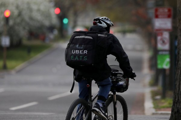 Glovo, Deliveroo, Uber Eats y Stuart firman un acuerdo de buenas prácticas con repartidores en España