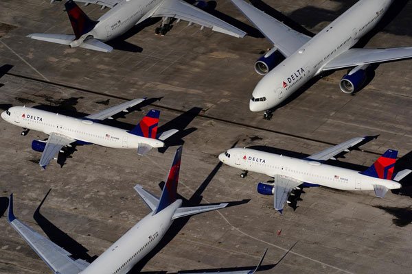 <p>Delta agregará no más de 500 vuelos en agosto, después de planificar sumar unos 1.000 viajes. Foto: Reuters</p>