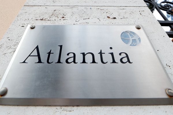 <p>Atlantia corría el riesgo de perder la licencia de operación en gran parte de Italia. Foto: Bloomberg</p>