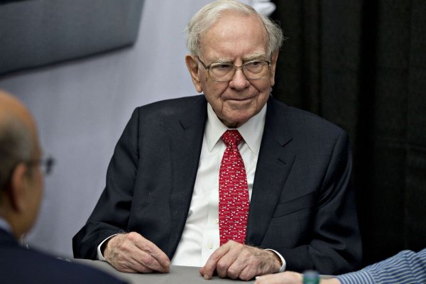 Revés para el retiro de combustibles fósiles: Warren Buffett cierra millonario acuerdo para comprar activos de gas natural