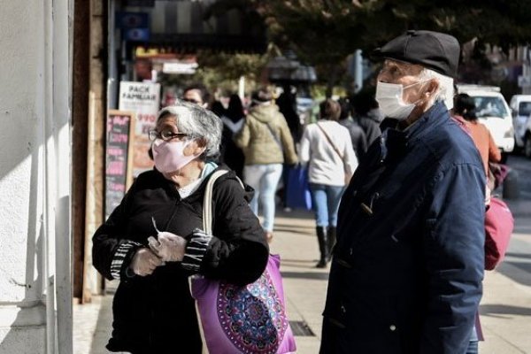 <p>Financial Times: Retiro de fondos crearía un agujero en lo que había sido un pilar del éxito económico de Chile</p>