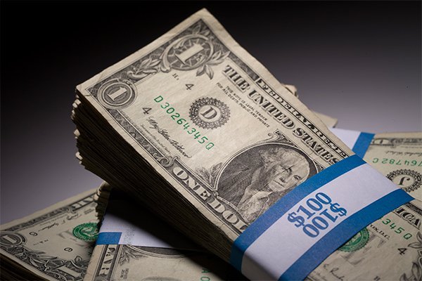 Dólar cierra con nueva baja en jornada en la que el retiro de fondos desde las AFP salió del Congreso