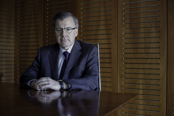 Macías dice que retiro de fondos debe ser sin costos para afiliados y confirma cambios a régimen de inversiones de las AFP