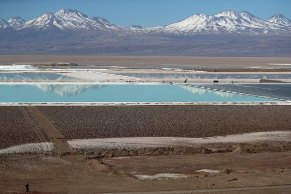 Juez ambiental chileno urge por estudio de agua en "frágil" Salar de Atacama