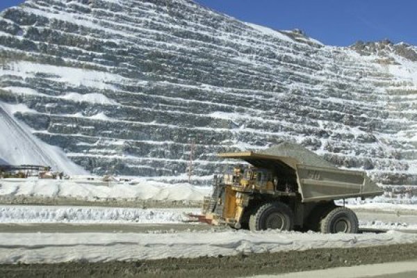 Anglo American reporta caída en producción de Los Bronces de casi 20% por menor disponibilidad de agua