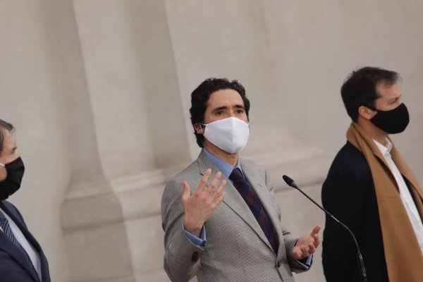 <p>El ministro Briones participó de una reunión ayer con las PYME en La Moneda. Foto: Agencia Uno </p>