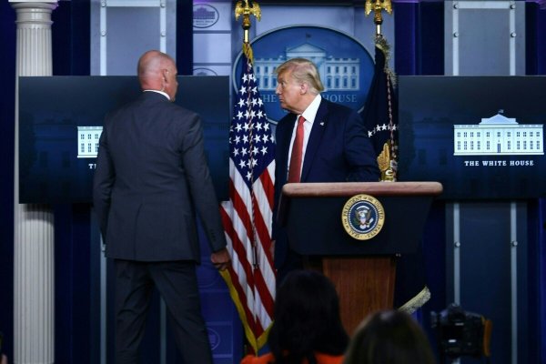 Retiran abruptamente a Trump de conferencia por disparos frente a la Casa Blanca