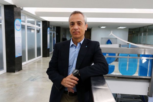 <p>José Murillo, gerente general de ESVAL conversa con Marily Lüders</p>