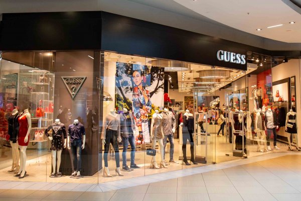 Otro más: representante de las marcas Guess y Diesel en Chile pide su reorganización judicial