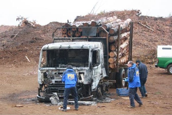 <p>La quema de camiones en la zona del conflicto mapuche ha afectado a las pólizas que cubren a este tipo de vehículos. Foto: Agencia Uno </p>
