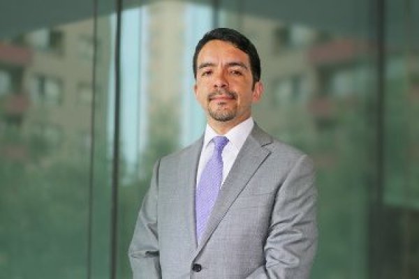 <p>Hugo Sánchez, superintendente de Insolvencia y Reemprendimiento conversa con Marily Lüders</p>