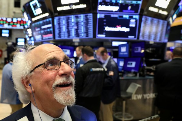 <p>Wall Street hace eco de la preocupación de la Fed por la economía y cierra la jornada con caídas</p>