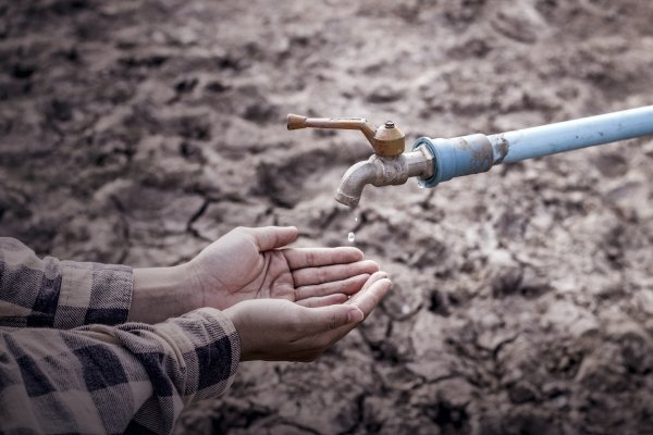 Emprendimiento que captura agua de lluvia en los techos de las casas, gana concurso de soluciones de agua potable
