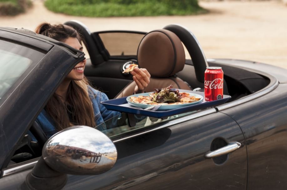 <p>Además de llevar la comida al auto, instalarán una pantalla gigante para que los clientes puedan ver películas.</p>