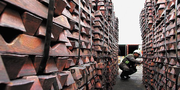 Precio del cobre se mantiene cerca de los US$ 3 con los inventarios en mínimos de 13 años