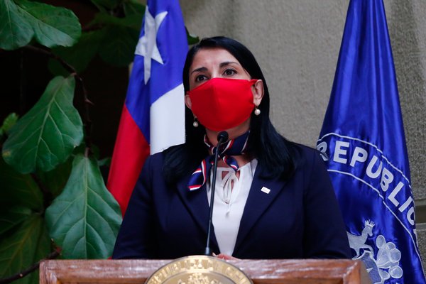 Briones contradice a Rubilar y dice que no hay una decisión tomada sobre ampliar el pago del Ingreso Familiar de Emergencia