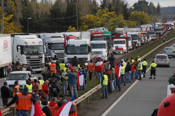 Paro de camioneros: ministro Walker afirma que la cadena de abastecimiento no se ha visto interrumpida