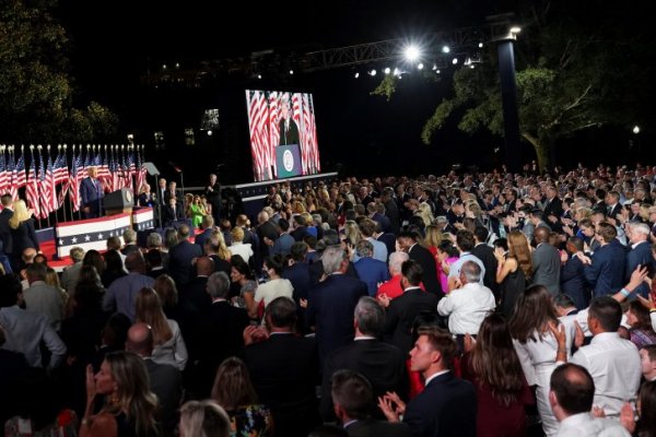 Cierre de la convención republicana, en la Casa Blanca y casi sin uso de mascarillas.