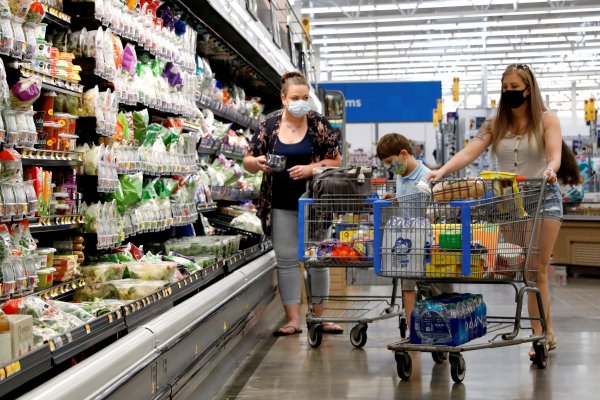 Walmart intensifica su batalla contra Amazon Prime: ofrecerá descuentos en combustible y compras más rápidas en tiendas