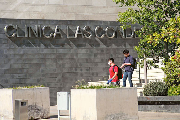 Clínica Las Condes hizo primer ajuste de personal equivalente al 10% de la planta: 314 empleados se acogieron a retiro voluntario