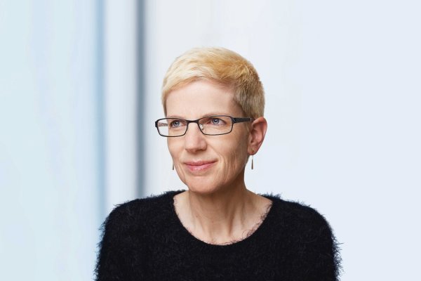 <p>La ahora exvicepresidenta de Chilena Consolidada, Claudia Dill. </p>