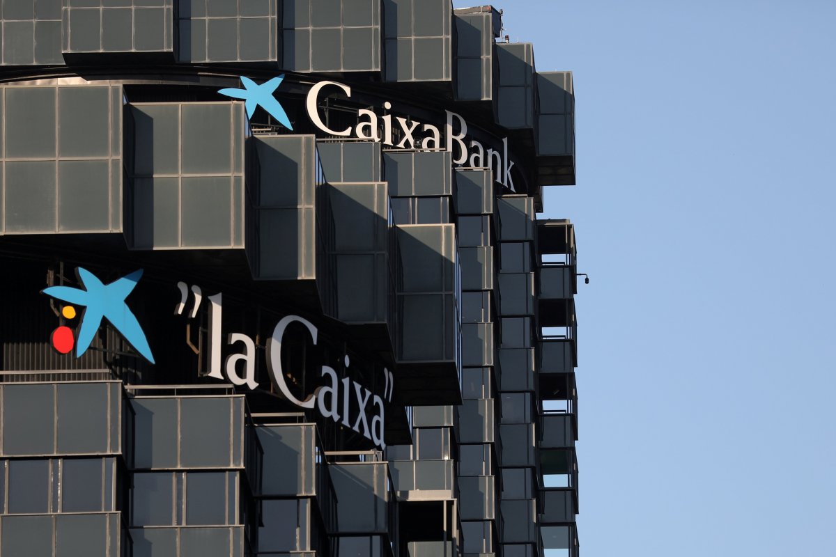 <p>CaixaBank y Bankia buscarán una fusión y desplazarán a Santander como el banco más grande en España</p>