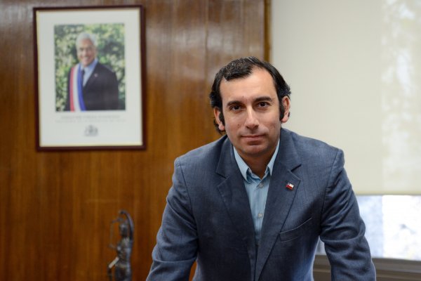 <p>Fernando Arab, subsecretario de Trabajo conversa con Marily Lüders</p>
