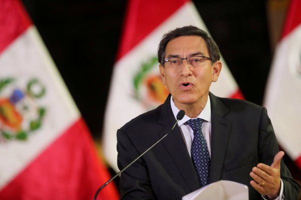 Crisis en Perú: Vizcarra pide disculpas, habla de traición y "chismes" ad portas del juicio político