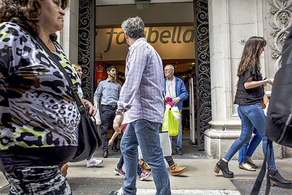 Las diferencias que marcan los despliegues de Falabella y Cencosud en Argentina
