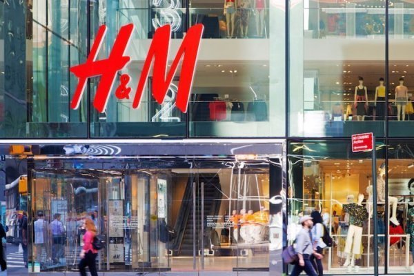 <p>Al cierre de agosto, solo un 3% de las tiendas de H&M estaban cerradas. Foto: Bloomberg</p>