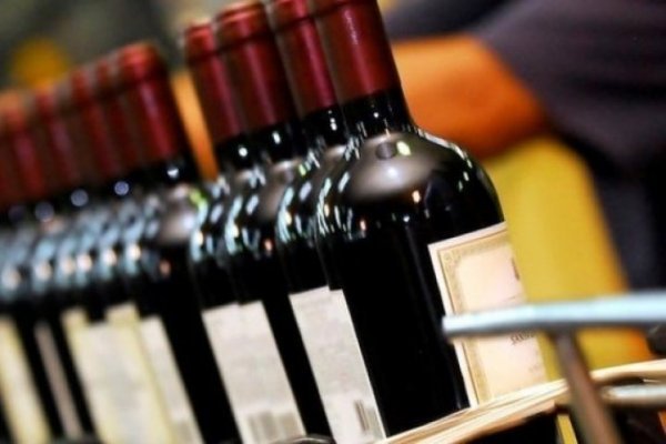Exportaciones de vino chileno crecen en agosto y amortiguan la caída anual