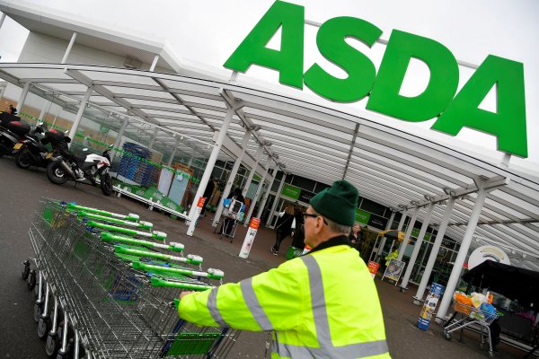 <p>Asda volverá a ser propiedad de británicos por primera vez desde 1999, cuando Walmart la adquirió. Foto: Reuters</p>