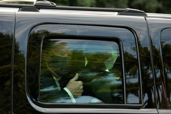 Trump hace breve salida del hospital para saludar a sus simpatizantes