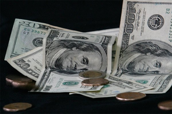 Una tensa calma para el dólar en Chile antes del aniversario del 18-O y el Plebiscito