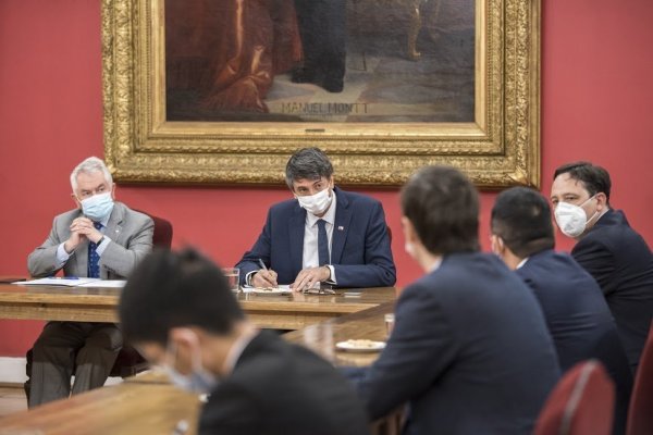 La próxima semana llegan las primeras dosis de vacuna de Sinovac para iniciar ensayos clínicos en Chile