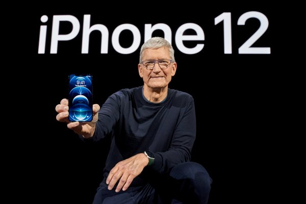 <p>El lanzamiento de los nuevos teléfonos llega un mes tarde. Foto: Reuters</p>