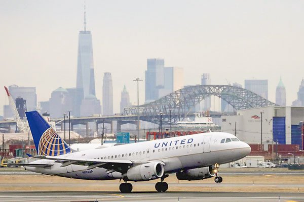 United Airlines profundiza pérdidas en tercer trimestre, pero logra recortar quema diaria de efectivo