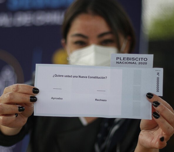<p>Columnista del NY Times y la nueva Constitución: "No necesariamente tiene que descarrilar el estatus de Chile como una fuerza económica en la región"</p>