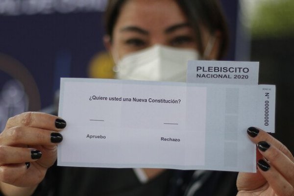 Columnista del NY Times y la nueva Constitución: "No necesariamente tiene que descarrilar el estatus de Chile como una fuerza económica en la región"