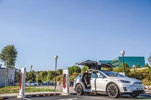 <p>Tesla ha querido diversificar su negocio hacia el desarrollo del litio para impulsar las baterías de sus autos. Foto: Bloomberg</p>