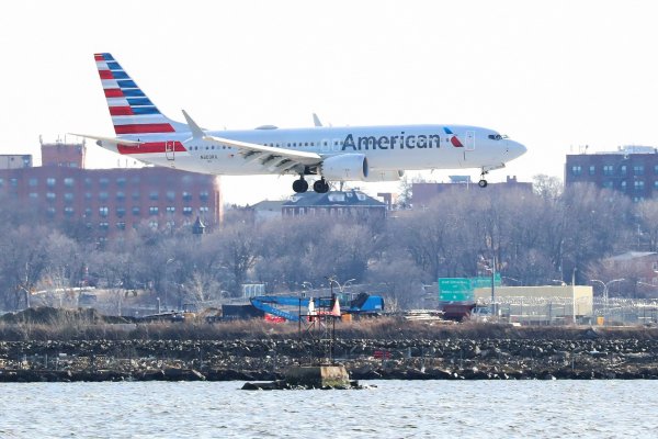 American Airlines reporta nueva pérdida trimestral, pero logra recortar quema de efectivo